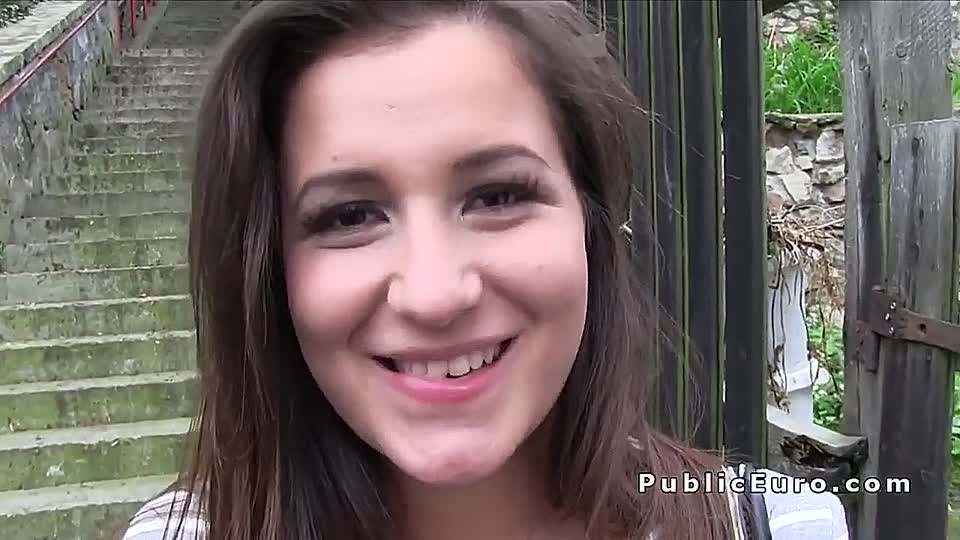 Brünettes Amateurgirl lässt sich für Geld ficken