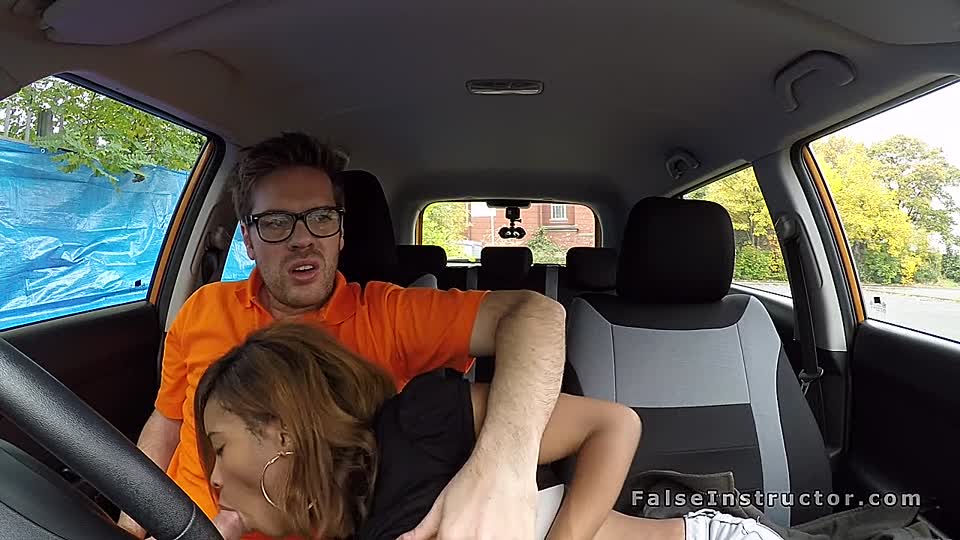 Falsche Fahrlehrerin besorgt es der Fahrschülerin im Auto